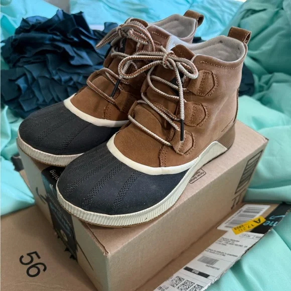 Sorel Tan and Black Casual Boots - Picture 2 of 5